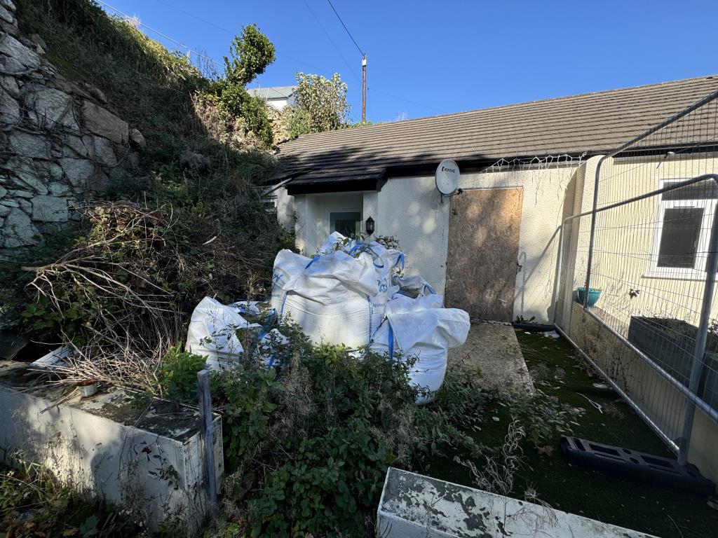 Lot: 40 - PROPERTY FOR RECONSTRUCTION - View of the front of the property from the parking space